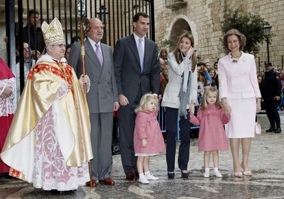 En 2010 se volvió a repetir la misma estampa. Los reyes don Juan Carlos y doña Sofía, con sus sucesores al frente de la monarquía española y sus dos hijas, fueron los únicos que se dejaron ver en Palma de Mallorca en Semana Santa.