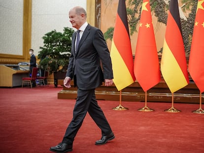 El presidente de China, Xi Jinping, y el canciller alemán, Olaf Scholz, en el Gran Salón del Pueblo de Pekín este viernes.