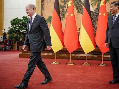 El presidente de China, Xi Jinping, y el canciller alemán, Olaf Scholz, en el Gran Salón del Pueblo de Pekín este viernes.