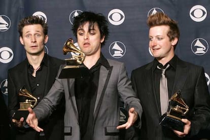 El grupo Green Day ha sorprendido conn su victoria en la categoría de mejor grabación del año. El trío punk ha obtenido el codiciado premio con el tema <i>Boulevard of Broken Dreams</i>, un corte del álbum <i>American Idiot</i> con el que ganaron el premio como mejor álbum de rock del pasado año.    
    Su victoria se impuso sobre la cacareada favorita Mariah Carey y
su regreso artístico con "We Belong Together".