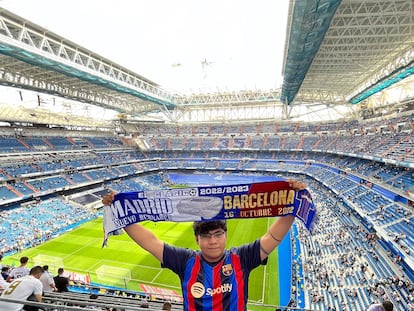 Rodrigo Mancera posa con la camiseta del FC Barcelona en el Bernabéu en la última edición de ElClásico.
