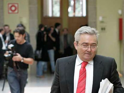 El ex conselleiro Jesús Pérez Varela abandona el Parlamento después de su intervención.