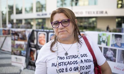 Edna Carla Cavalcante protesta en Goiânia con otras madres, el día 20 de mayo.