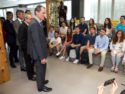 El ministro de Ciencia, Innovación y Universidades, Pedro Duque, durante una visita a la Universidad de Málaga (UMA).