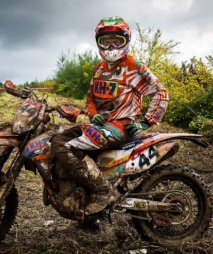 Laia Sanz, a mitad de una prueba del Campeonato de España de enduro masculino con su moto KTM.