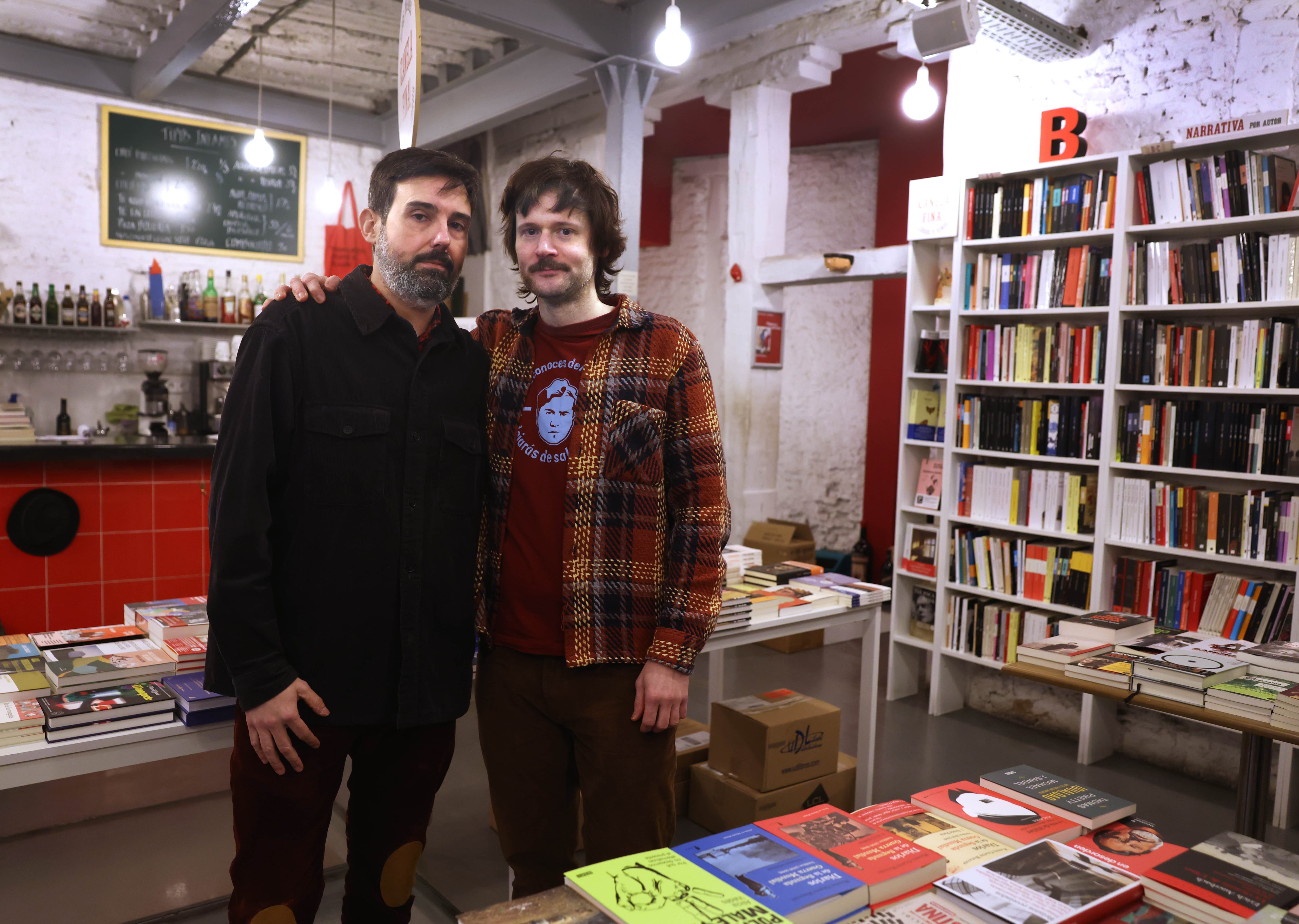 Alfonso Tordesillas y Gonzalo Queipo,  socios de la librería Tipos Infames, en Madrid, al poco de anunciar su cierre, el 22 de enero de 2026.