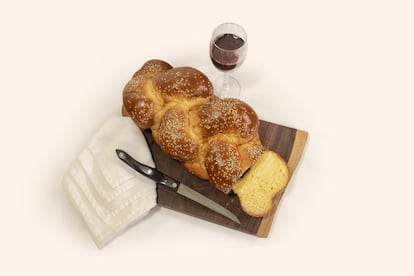 <p>Nada que objetar al pan: <strong>rico en hidratos de carbono que se transformarán en glucógeno</strong>, el <a href="https://elpais.com/elpais/2015/05/14/buenavida/1431615708_298056.html?id_externo_rsoc=FB_CM_BV&fbclid=IwAR3v1GIIB0DdMs_NB0ms9xpdwQ8RQ504PcFUk_q0DNII65dzgR9d9pVY-68" target="_blank">combustible por excelencia para el organismo</a>. Un panecillo aporta unas 80 calorías, vitaminas del grupo B y 8 gramos de fibra por cada 100 gramos de pan, siempre que sea integral. Según la composición, aportará más o menos sal, que aunque debamos <a href="https://elpais.com/elpais/2017/11/03/buenavida/1509705647_850966.html" target="_blank">mantener su ingesta controlada</a> (5 gramos diarios, según la Organización Mundial de la Salud), puede ayudarnos cuando hacemos deporte con mucho calor: "La hiponatremia es un gran problema en deportes de resistencia. Surge cuando el sodio en sangre desciende por debajo de 135 mmol/litro en sangre y los síntomas son dolor cabeza, nauseas, confusión, malestar, hasta edema pulmonar, edema cerebral, coma y muerte", sentencia la nutricionista Belén Rodríguez Doñate, dietista-nutricionista y directora de la empresa de entrenamiento y asesoramiento nutricional para deportistas <a href="http://tugestordesalud.com/sobre-mi/" rel="nofollow" target="_blank">Tu Gestor de Salud</a>.</p> <p>Lo del vino, en cambio, no hay por dónde cogerlo. "El alcohol acelera la deshidratación", explica Andrea de Sanus Vitae. El American College of Sports Medicine recuerda que además <a href="https://www.researchgate.net/publication/276270271_Alcohol_and_athletic_performance/download" rel="nofollow" target="_blank">las bebidas etílicas interfieren en la actividad del sistema nervioso central</a> comprometiendo las capacidades motoras, la coordinación, el equilibrio y la toma de decisiones.</p>