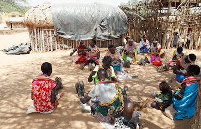 Las residentes en Umoja fabrican abalorios con cuentas de colores, que luego venden a turistas en un camping cercano.