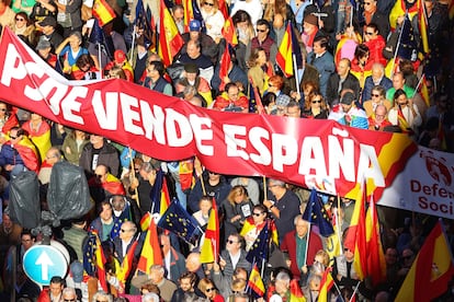 Participantes en la manifestación contra la amnistía, por el centro de Madrid, este sábado.