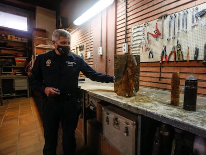 Fernándo Blázquez, jefe de grupo de los Tedax de la Policía Nacional, enseña parte de la bomba que apareció hace unos días en unas obras en Aravaca.