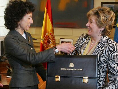 Mercedes Cabrera Calvo-Sotelo recibe la cartera de Educación de manos de María Jesús San Segundo.
