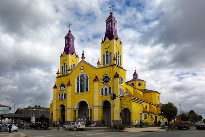 Chiloé (Chile). Los viajeros que llegan hasta esta isla con forma de cacahuete frente a la costa de la Patagonia chilena, a 1.100 kilómetros al sur de Santiago, vienen por el reclamo de sus húmedos bosques cubiertos de musgo, iglesias históricas y playas abiertas. Sin embargo, si le preguntas a un chileno por qué está de visita aquí, es probable que se vuelva poético sobre la cultura, el dialecto y la estética, que son distintos de los del continente, después de siglos de aislamiento histórico. Las casas sobre pilotes de madera de la capital de Chiloé, Castro, son tan coloridas como los personajes de su mitología local, que incluye sirenas que crían peces, duendes del bosque enloquecidos por el sexo y lagartos que predicen el clima. Y originales son también las comidas isleñas, que maridan un arcoíris de patatas nativas con los fabulosos frutos del mar. La media luna de arena dorada más espectacular de la isla (y el mejor lugar para acampar) es playa Cole, al final de una caminata de 16 kilómetros a través del parque nacional de Chiloé. También hay que acercarse al llamado Muelle de las Almas, que se curva sobre un acantilado con grandes vistas de la bahía de Cucao. O a isla Quinchao, donde se mantiene el modo de vida sencillo del archipiélago de Chiloé, para admirar sus iglesias de madera catalogadas por la Unesco. Y aún nos quedaría descubrir la remota reserva de parque Tantauco, caminando de choza en choza, en busca del cérvido más pequeño del mundo, el pudu, entre los helechos borrosos de sus selvas tropicales templadas.