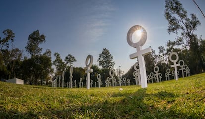 Instalación artística que denuncia los feminicidios en México.