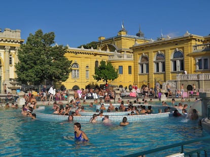 Bañistas en Budapest.