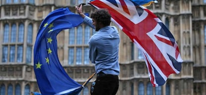 Un británico agita las banderas de Reino Unido y la UE en Londres, en una imagen de archivo.