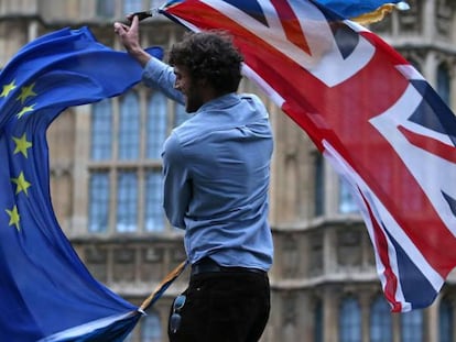 Un británico agita las banderas de Reino Unido y la UE en Londres, en una imagen de archivo.