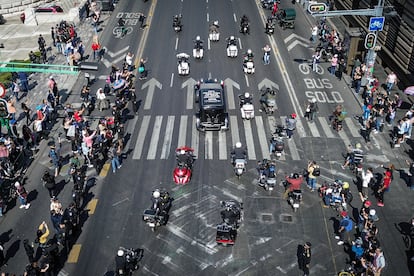 Los restos de Pinal salieron desde temprano de la funeraria al sur de Ciudad de México y recorrieron varios kilómetros sobre Eje Central.