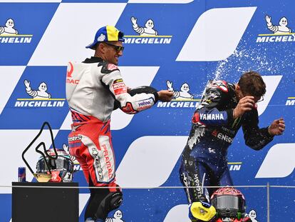 Jorge Martín celebra su triunfo en el GP de Estiria junto al líder del Mundial, Fabio Quartararo.