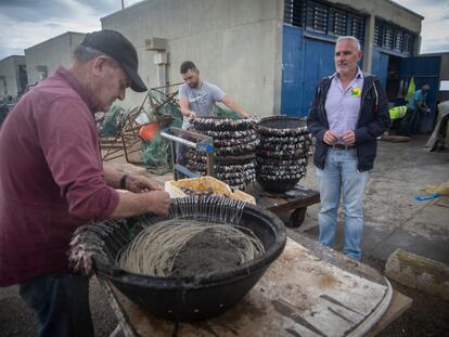 El candidato a la alcaldía de La Línea de la Concepción por IU, Fran Dorado (derecha), junto al marinero Juan Miguel Argüez (en el centro), el pasado martes.