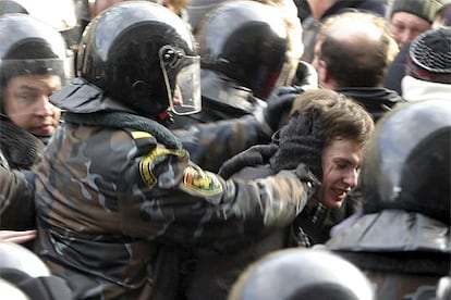 La policía carga contra los manifestantes el pasado viernes en Minsk (Bielorrusia).