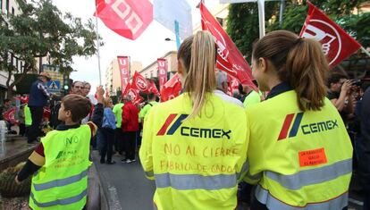 Manifestación este sábado contra el cierre de la planta de Cemex en Gádor (Almería).