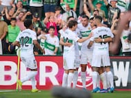 Los jugadores del Elche celebran el segundo gol ante el Atlético, obra de André da Silva de penalti, en el partido de Liga disputado este miércoles en el Martínez Valero (3-2).