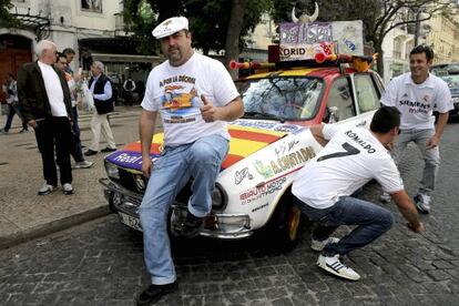 Aficionados del Madrid llegan a Lisboa en su coche. 