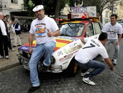 Aficionados del Madrid llegan a Lisboa en su coche. 