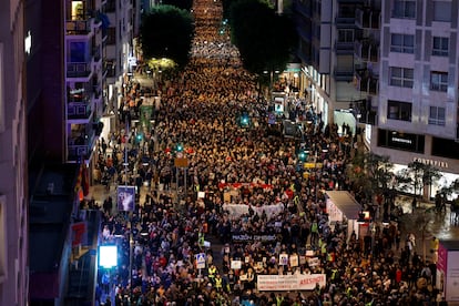 Miles de personas pedían la dimisión del 'president' de Valencia, Carlos Mazón, por su gestión en la dana.