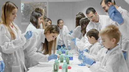 Investigadores del CNIO (Centro Nacional de Investigaciones Oncológicas) durante una jornada de puertas abiertas, con niños.