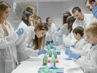 Investigadores del CNIO (Centro Nacional de Investigaciones Oncológicas) durante una jornada de puertas abiertas, con niños.