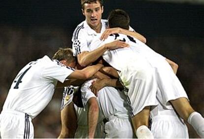 Los madridistas celebran el primer gol, logrado por Zidane