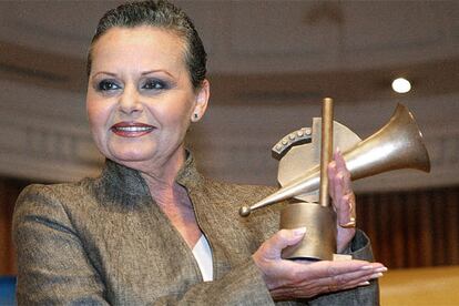 Fotografía del 17 de mayo de 2005 cuando Rocío Durcal recibió el Premio de la Música a toda una vida en su ciudad natal, Madrid.