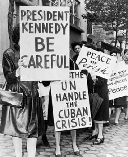 Um grupo de mulheres se manifesta a favor da paz durante a crise dos mísseis, em 1962.