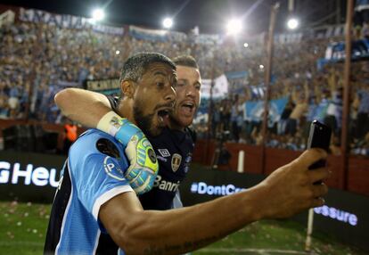 Leonardo Moura celebra junto con Paulo Victor al final del partido.