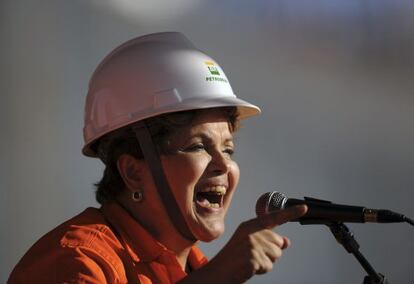 Rousseff, en un mitin con trabajadores de Petrobr&aacute;s.