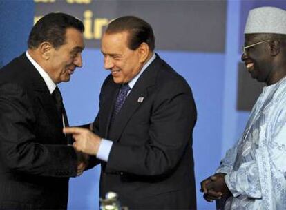 Hosni Mubarak, presidente egipcio; Silvio Berlusconi, primer ministro italiano; y Jacques Diouf, director general de la FAO, ayer en Roma.