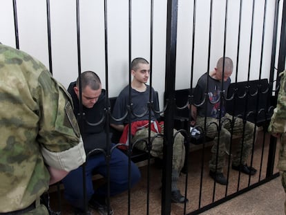 Desde la izquierda, Aiden Aslin, Brahim Saadoun y Shaun Pinner, este jueves en un tribunal de la provincia rebelde de Donetsk.
