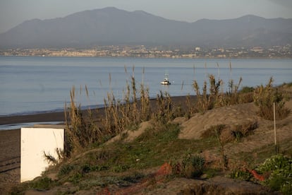 A vista de pájaro, es solo un pequeño terreno a cinco kilómetros del centro histórico de Marbella. Atravesado por el arroyo Siete Revueltas, tiene forma de embudo y su parte más estrecha, de unos cien metros de ancho, da directamente a la playa. De antiguo uso agrícola, hoy es una de las pocas ventanas naturales que queda en el litoral marbellí.