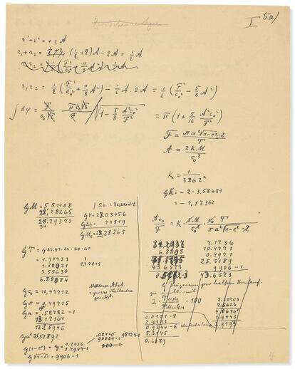 Un documento manuscrito de Albert Einstein sobre el desarrollo de su teoría de la relatividad, de 54 páginas, será subastado en París el 23 de noviembre próximo, con un precio de venta estimado entre 2 y 3 millones de euros. El documento muestra “una fase crucial en el desarrollo de la teoría de la relatividad general” y es “el manuscrito de Einstein más valioso jamás ofrecido en una subasta”, señalan en un comunicado las casas de subastas Christie’s y Aguttes, que realizarán la venta. El manuscrito data de 1913, cuando Einstein estuvo trabajando en Zúrich con otro físico suizo, Michelle Besso, intentando explicar una anomalía en la órbita del planeta Mercurio, para la que los científicos no encontraban explicación. Su plan se frustró y tuvieron que dejar temporalmente este enfoque. Besso se marchó de la ciudad llevándose consigo el documento. Finalmente, Einstein lo retomó en 1915 y publicó una serie de artículos en los que demostraba la teoría de la relatividad. Estos validaron las páginas que salen ahora a subasta.