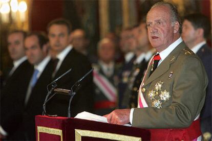 El Rey pronuncia su discurso, en presencia de Zapatero, Bono y Alonso, en el Palacio Real de Madrid.