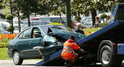 Asistencia de un coche por una grúa tras un accidente