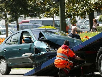 Asistencia de un coche por una grúa tras un accidente