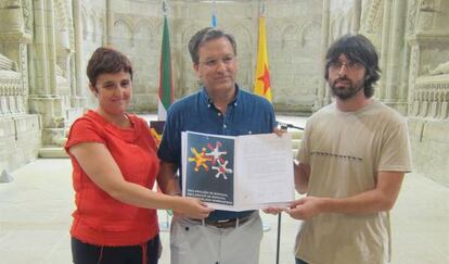 Ubir&iacute;a, Vence y Castellanos, con el documento en el Pante&oacute;n de Galegos Ilustres.