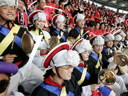 Seguidores coreanos, durante el partido de ayer ante Suiza.