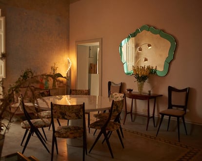 Muebles de Gio Ponti, Angelo Mangiarotti, Maison Jansen, Willy Rizzo o Franco Albini, entre otros diseñadores, a lo largo de las estancias.