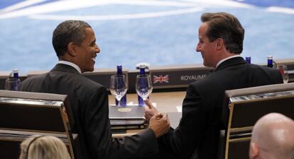 Barak Obama y David Cameron charlan durante la cumbre de la OTAN en Chicago.