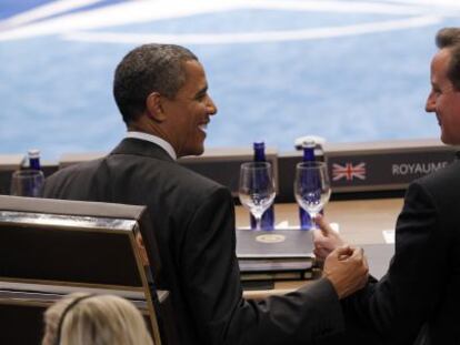 Barak Obama y David Cameron charlan durante la cumbre de la OTAN en Chicago.