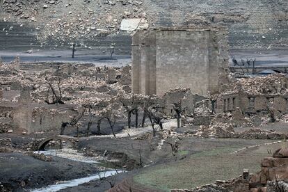 The ruins of the old town of Mansilla de la Sierra, normally submerged beneath the waters of the Mansilla reservoir, are revealed following a prolonged drought, in Rioja province, Spain, August 28, 2017. REUTERS/Vincent West