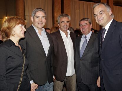Los periodistas Gemma Nierga, Boris Izaguirre y Carles Francino junto a Alejandro Echevarría, presidente de Telecinco, y el portavoz del PP, Esteban González Pons.